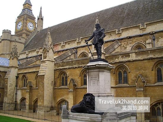 英国伦敦议会大厦前的克伦威尔塑像，克伦威尔在英国国内获得的评价偏向于负面，在他的军事独裁下，苏格兰首次短暂失去独立地位。