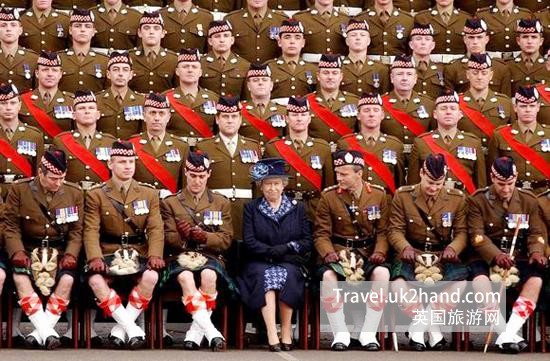 军官穿着传统苏格兰裙与女王合影