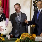 2014年11月26日，奥巴马带着他的两个女儿在白宫赦免了他们餐桌上的感恩节火鸡……