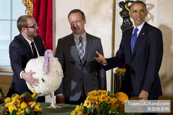 2014年11月26日，奥巴马带着他的两个女儿在白宫赦免了他们餐桌上的感恩节火鸡……