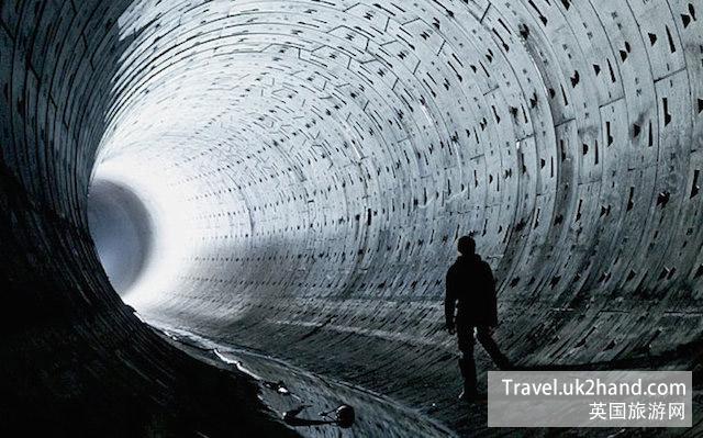 无人使用的地铁隧道通常是这些地下探险家们的行进首选