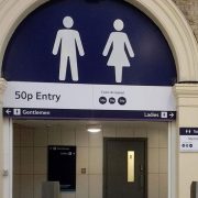 英国火车站的厕所……50P一次