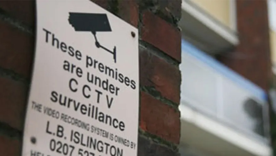 英国常见的墙上的CCTV标志